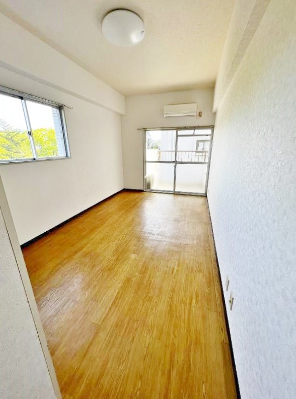 ホワイトパレス北九大前 リビング