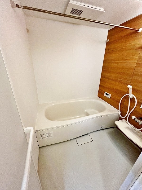 サニー　ウェスト 風呂画像