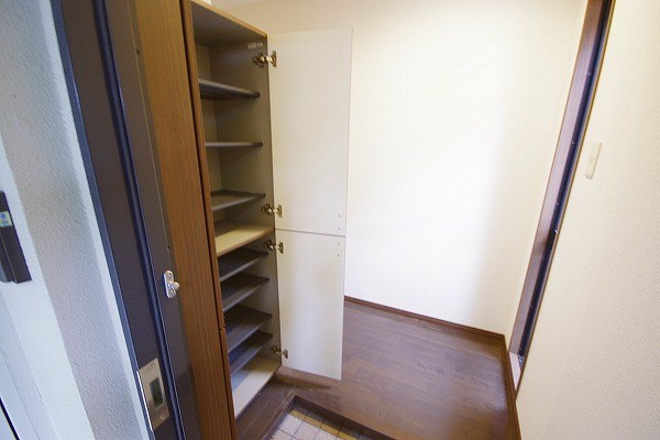 高峰第６晴和ビル 玄関