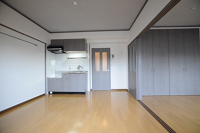 ロイヤルセンターＢＬＤ リビング