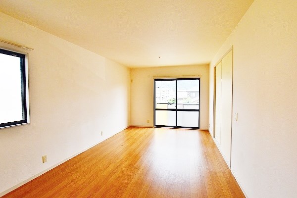 ウェールズ紫　Ｃ棟  リビング