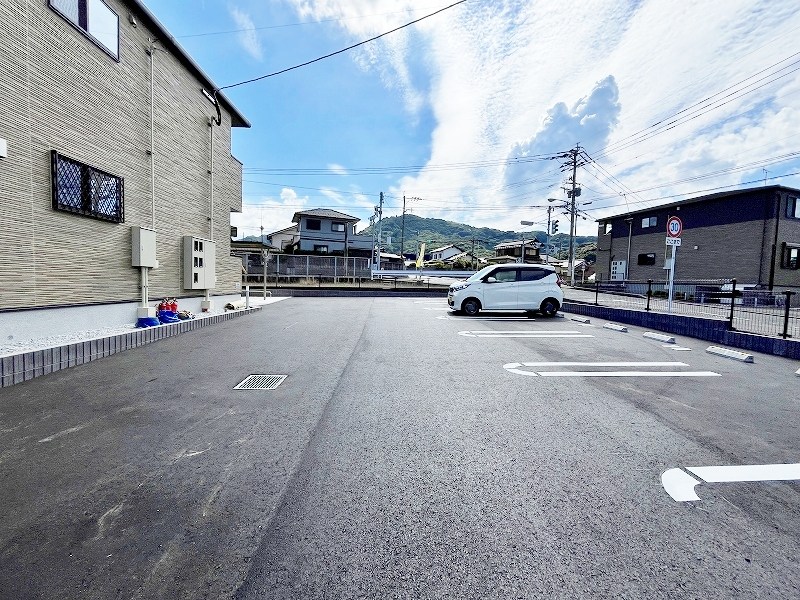フィールズイーストB   駐車場