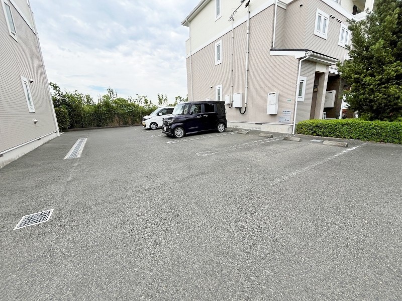 パインヒルズ 駐車場