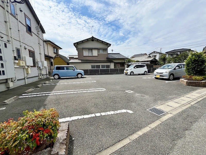ルシアンサキタ 駐車場