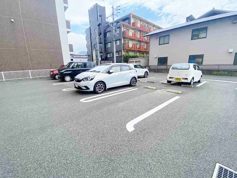 ラインスター三萩野 駐車場