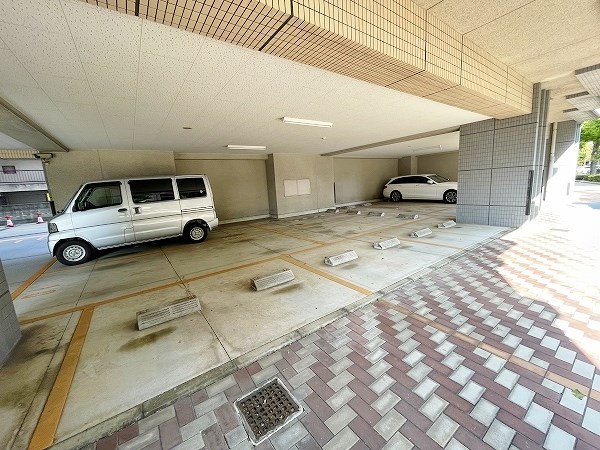 ニューサンリバー１２番館 駐車場