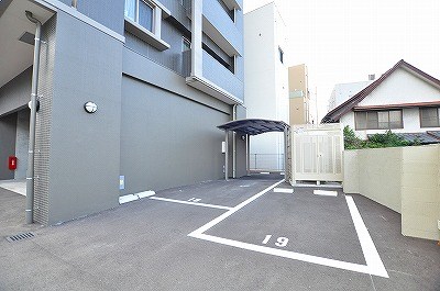 ガーデンコートSUNATSU(砂津) 駐車場