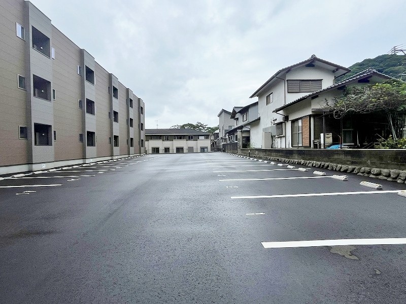 シュライン上吉田レジデンス   駐車場