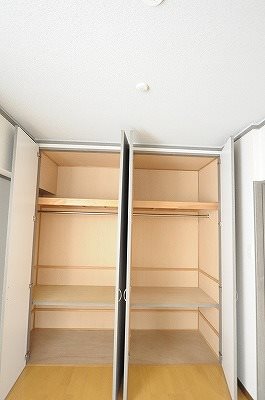 ロイヤルセンターＢＬＤ 収納