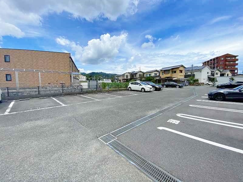 セジュール福西 駐車場