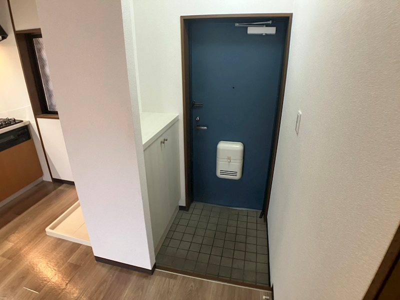 シェ・モア師勝 玄関