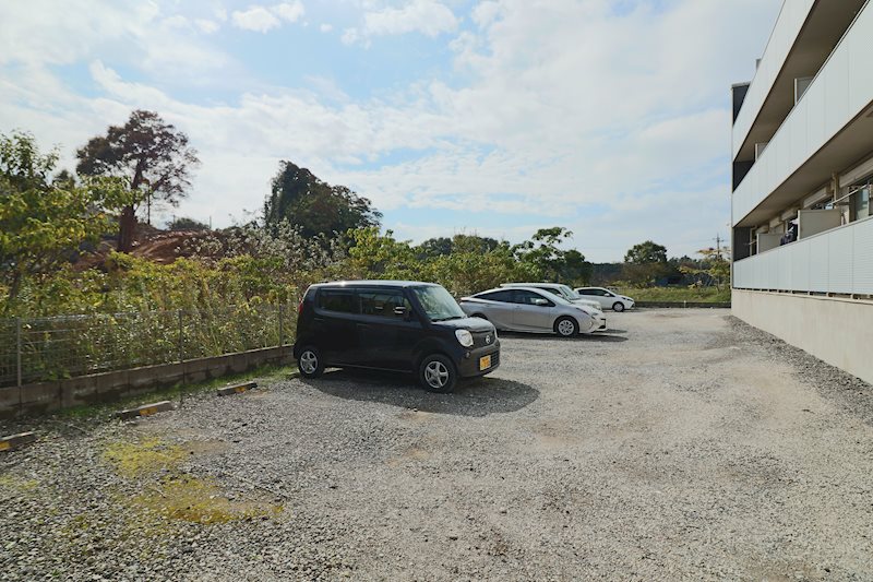 メゾンプレールカネザワ 駐車場