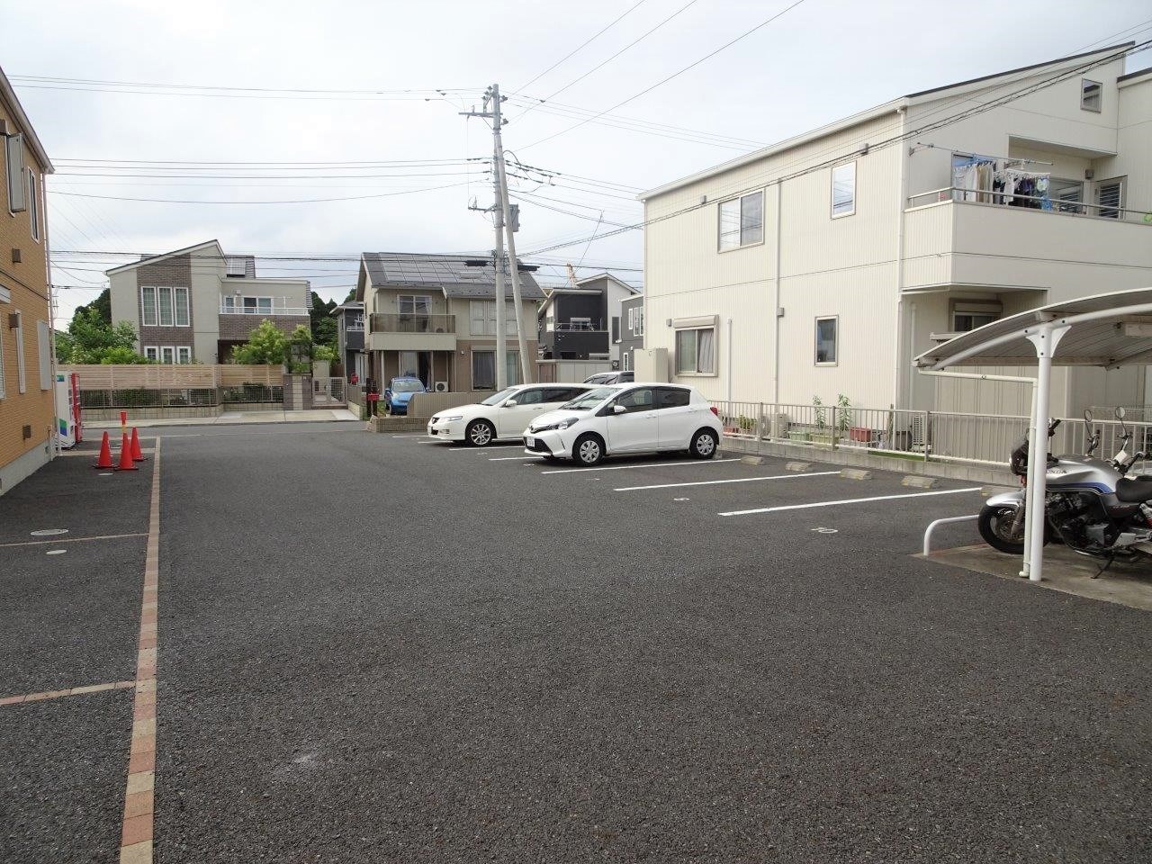 パークサイドヒルズＢ 駐車場