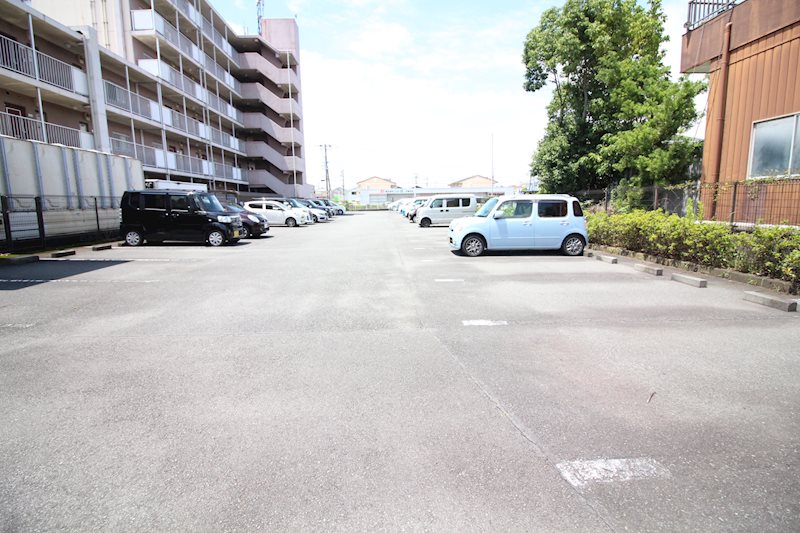 メゾン興国 駐車場