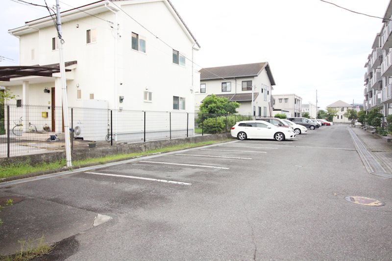 アヴニールドゥモエ 駐車場