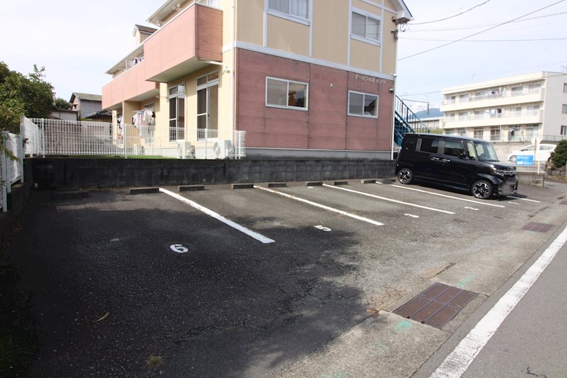 オーパンバルハイツ 駐車場