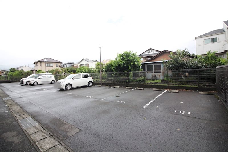 リーラ・コート 駐車場