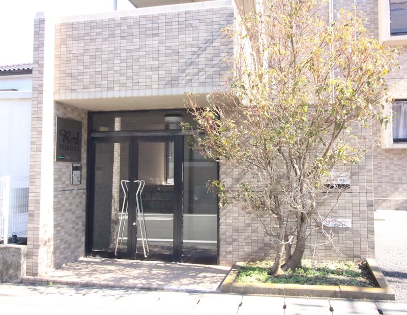 R-1 TOKURA エントランス