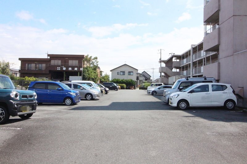 メゾン興国 駐車場
