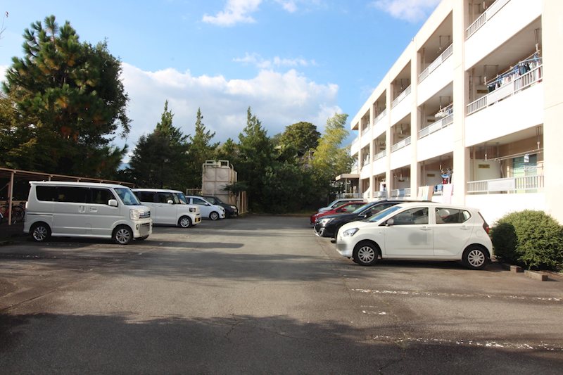 第2アゼリアハイツ 駐車場