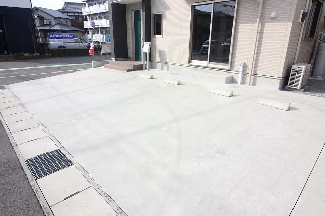 アヴェニール 駐車場