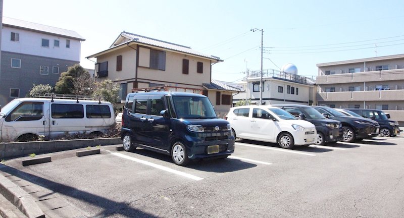 マーメゾン常盤 駐車場