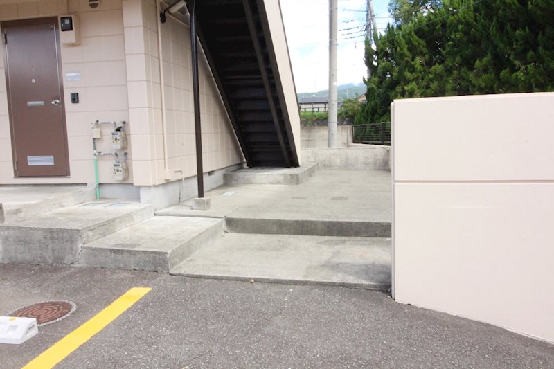 メゾン来光A エントランス