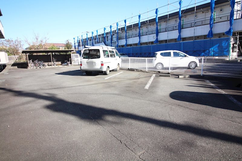 メゾン来光C 駐車場