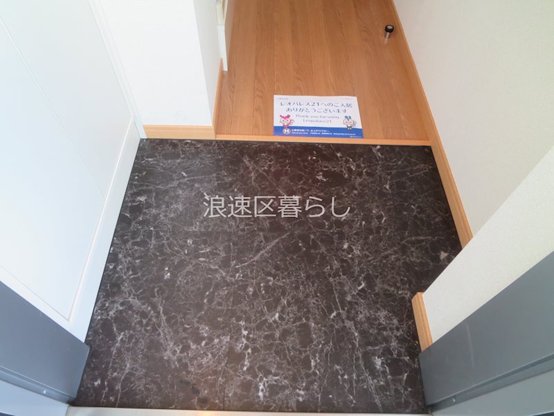 レオパレス久保吉 玄関