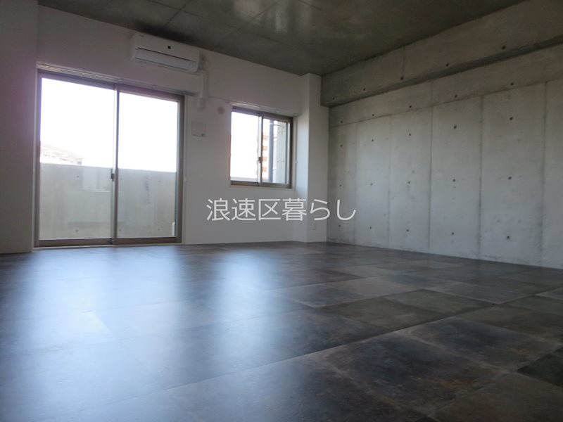 Wolf Pack Apartment ベッドルーム