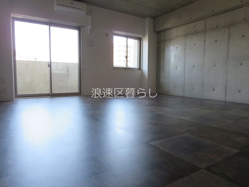 Wolf Pack Apartment ベッドルーム