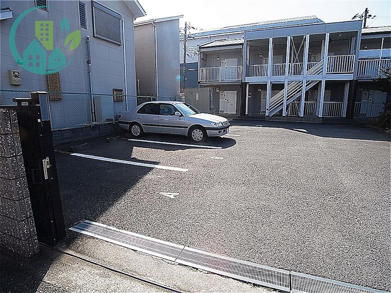 レオパレスみかけ 駐車場
