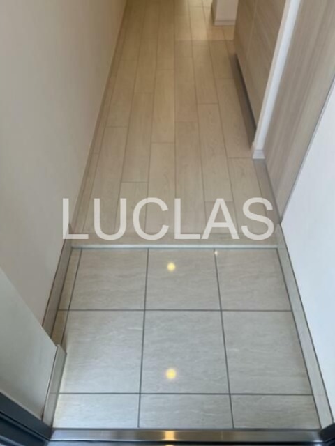 クレストコート綾瀬 玄関