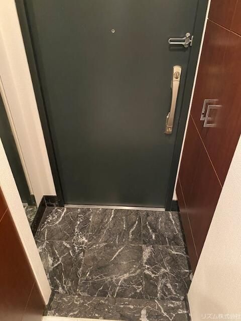 ファーストリアルタワー新宿  玄関