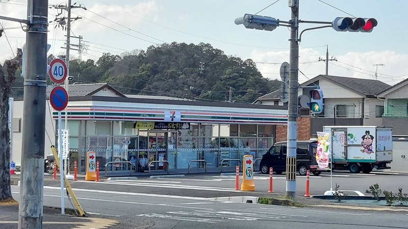 亀岩ハイツ（店舗） コンビニ
