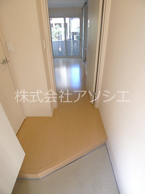 オーパス（越谷市赤山町1丁目） 玄関