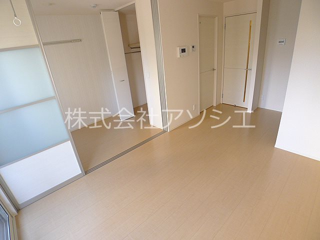 オーパス（越谷市赤山町1丁目） リビング