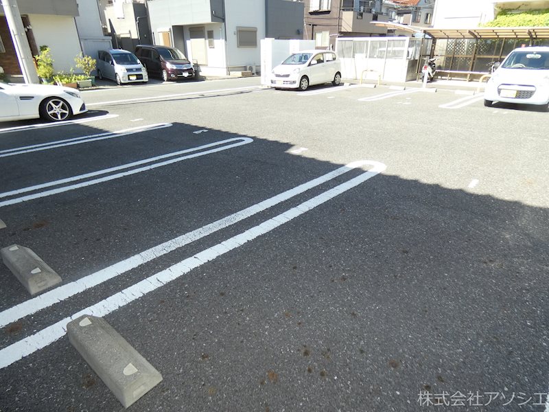 ウィステリア 駐車場