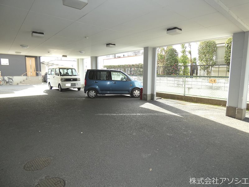 キャピタル南越 駐車場