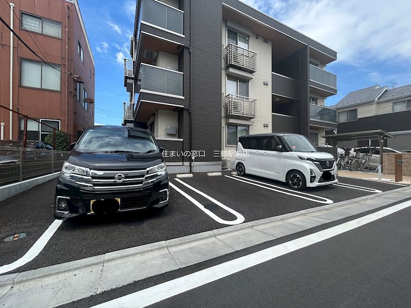 グレイス三郷 駐車場