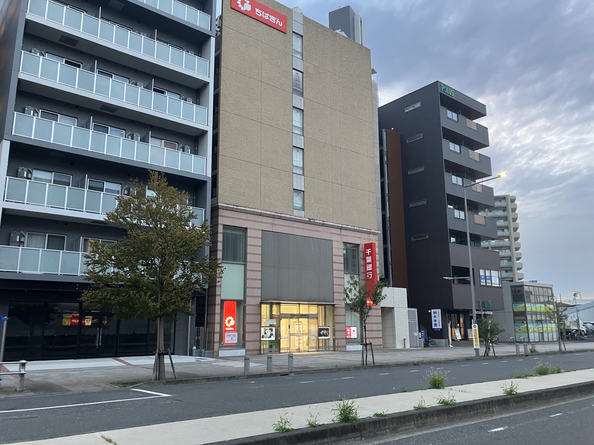 グラナーデ八潮 銀行