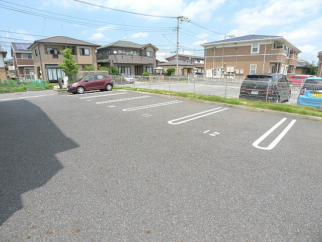 オッツ吉川B 駐車場