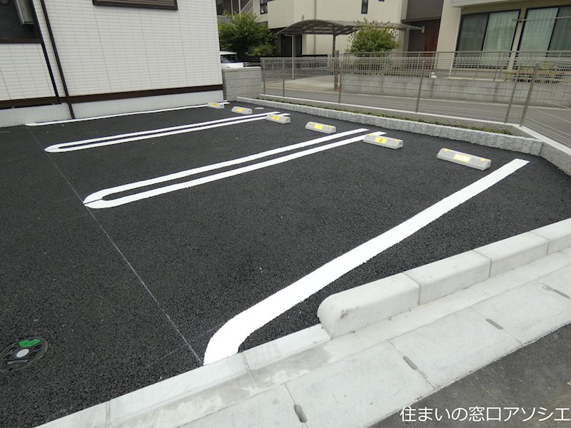 アドラーブル　A棟 駐車場