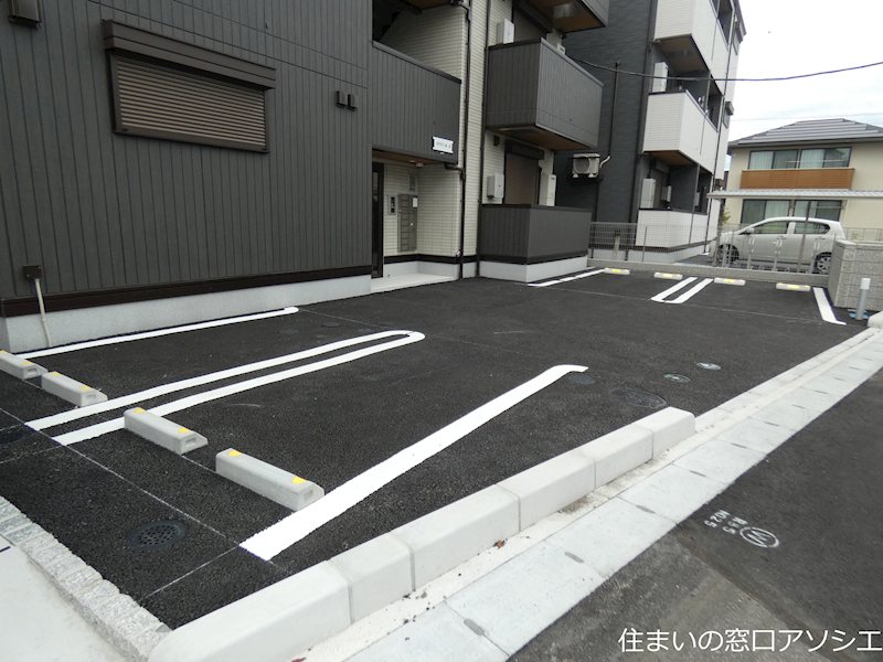 アドラーブル　B棟 駐車場