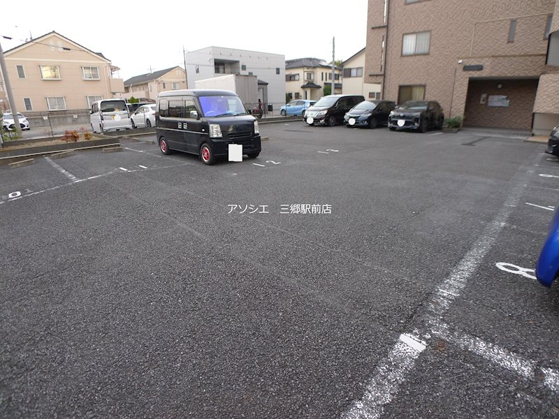 シャイニーハイツ 駐車場