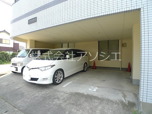 シュロス吉川 駐車場