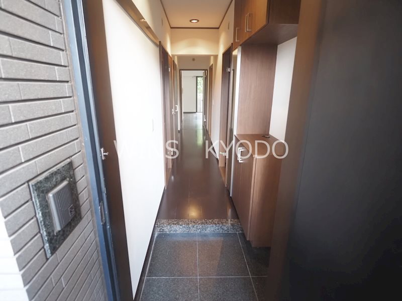 プレイス・アイズ  玄関