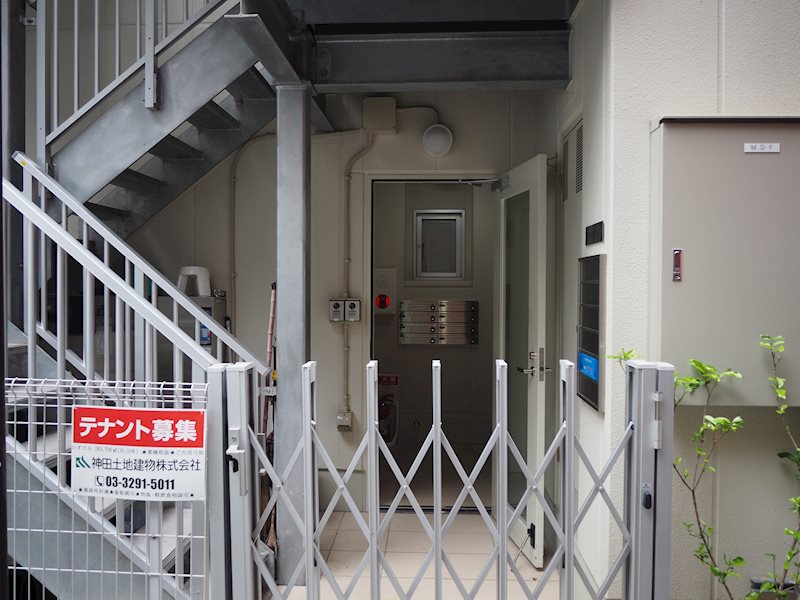 レオビル 玄関