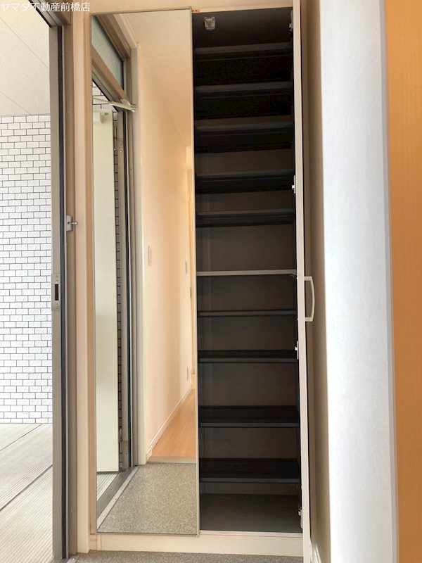 カーサドマーニＢ 玄関