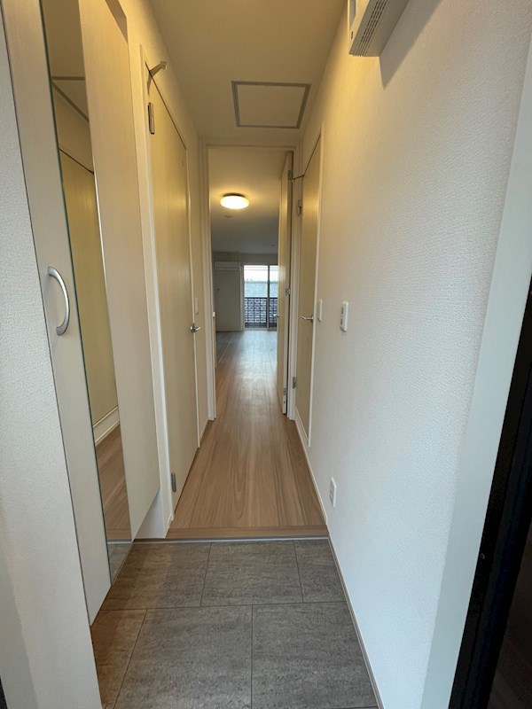 ラルーチェ５ 玄関